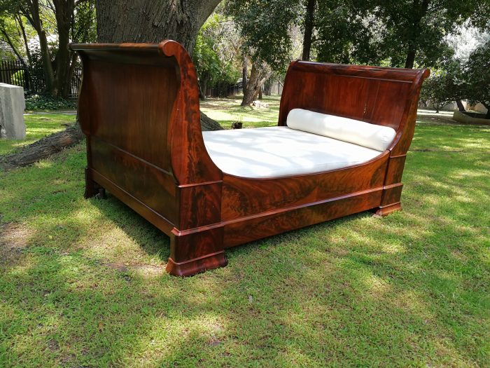 A French Flame Mahogany Lit-En-Bateau / Daybed on Wooden Castors. Circa 1950 - Image 5