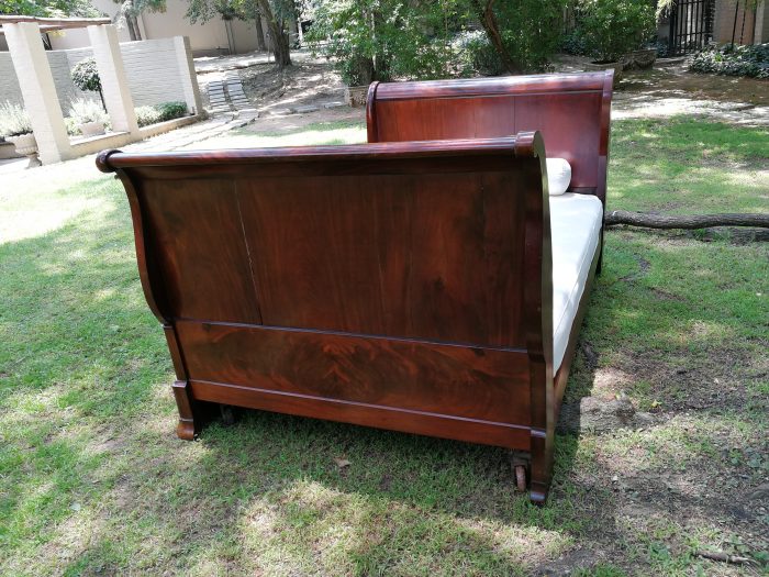 A French Flame Mahogany Lit-En-Bateau / Daybed on Wooden Castors. Circa 1950 - Image 7
