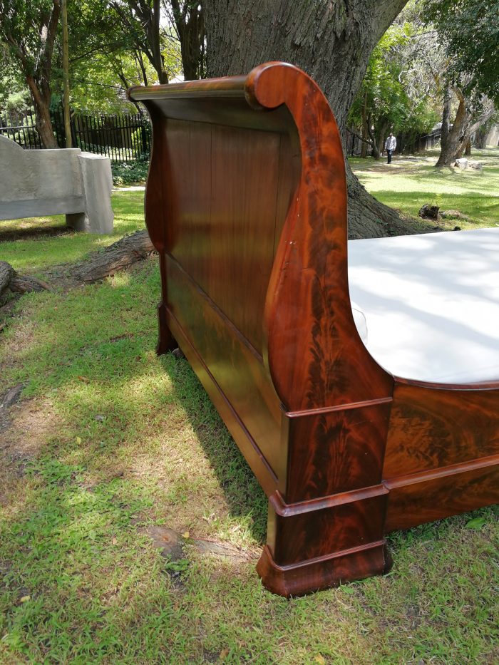 A French Flame Mahogany Lit-En-Bateau / Daybed on Wooden Castors. Circa 1950 - Image 8