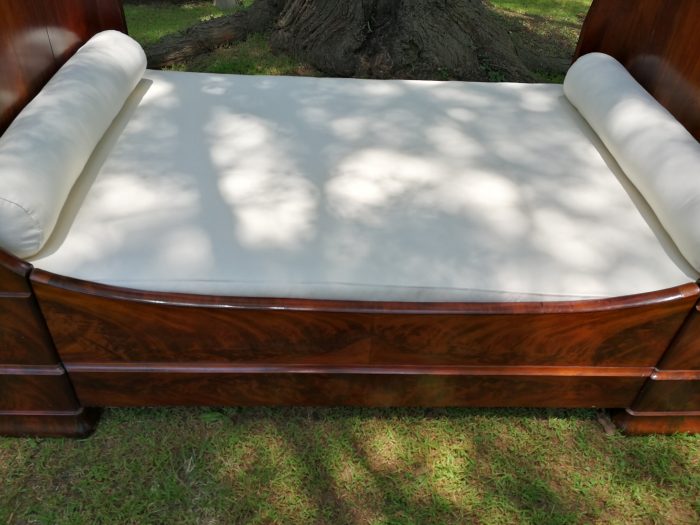 A French Flame Mahogany Lit-En-Bateau / Daybed on Wooden Castors. Circa 1950 - Image 9
