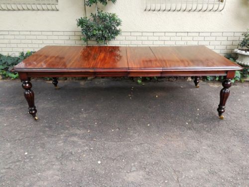 Excellent Victorian mahogany extending dining table with brass casters
