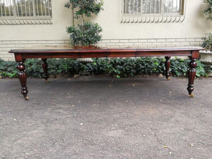 Excellent Victorian Style Mahogany Extending Dining table with brass casters - Image 2