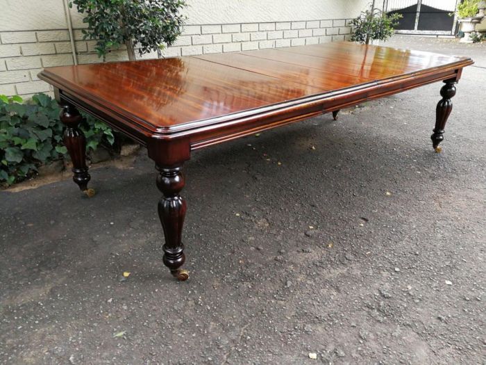Excellent Victorian Style Mahogany Extending Dining table with brass casters - Image 3