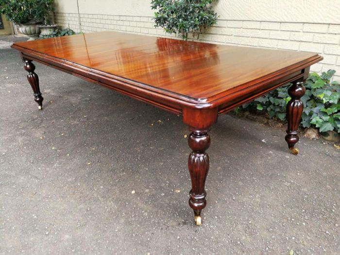 Excellent Victorian Style Mahogany Extending Dining table with brass casters - Image 4