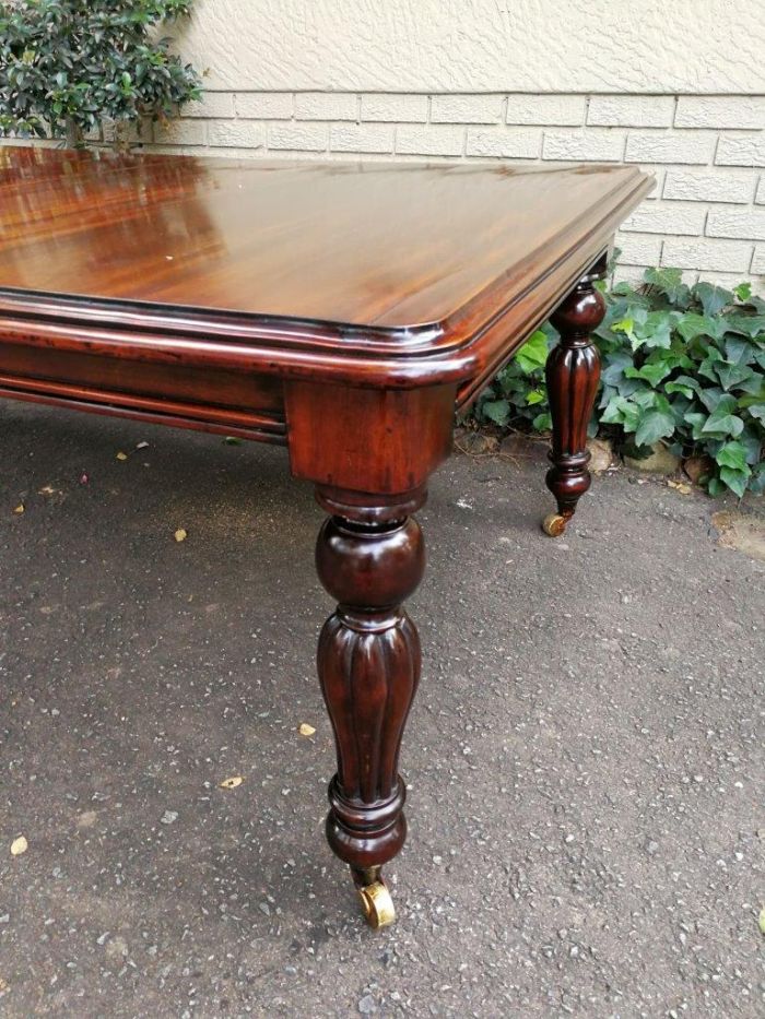 Excellent Victorian Style Mahogany Extending Dining table with brass casters - Image 5
