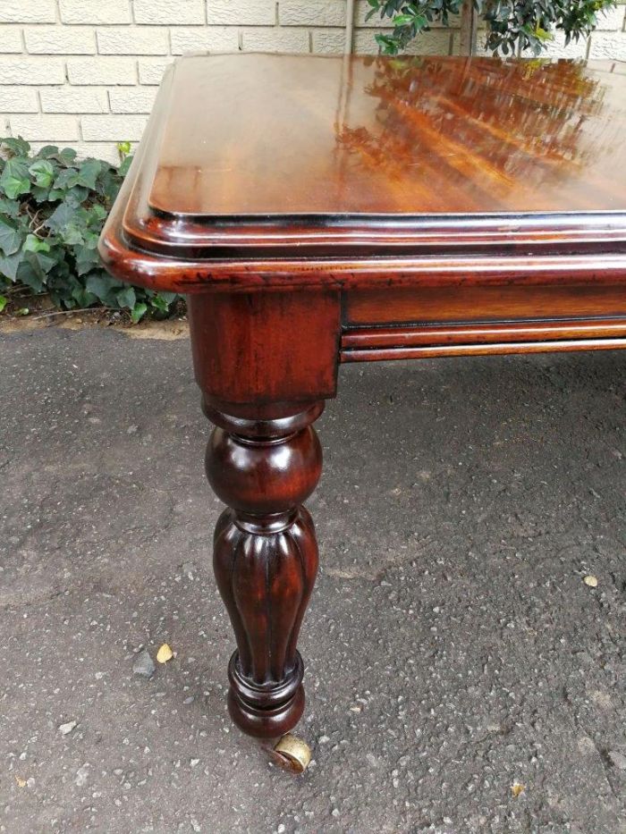 Excellent Victorian Style Mahogany Extending Dining table with brass casters - Image 6