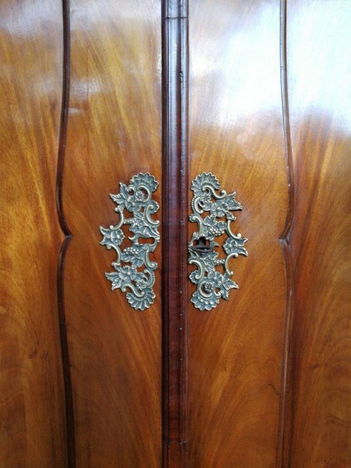 An 18th century (circa 1770) Dutch mahogany cabinet on bombe base/armoire with the original brass handles and lock plates - Image 9