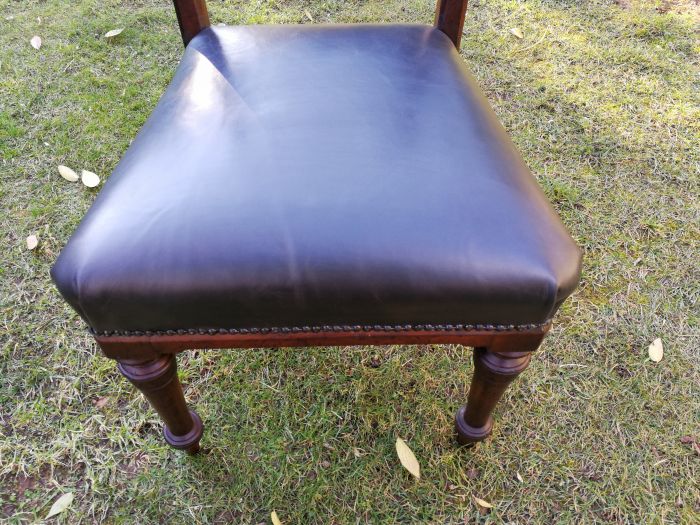 Set of six early Victorian chairs upholstered in black leather upholstered - Image 8