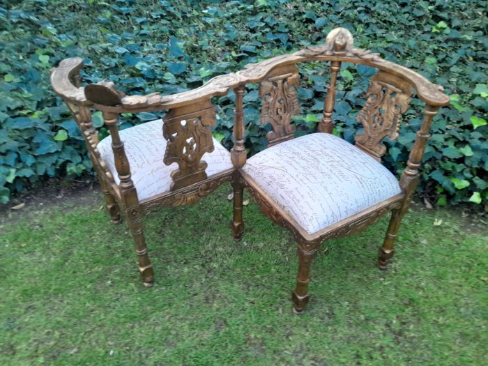 An Antique French-Style Carved Conversation Settee Hand-Gilded and Upholstered in a Custom-made Script Linen Fabric - Image 4