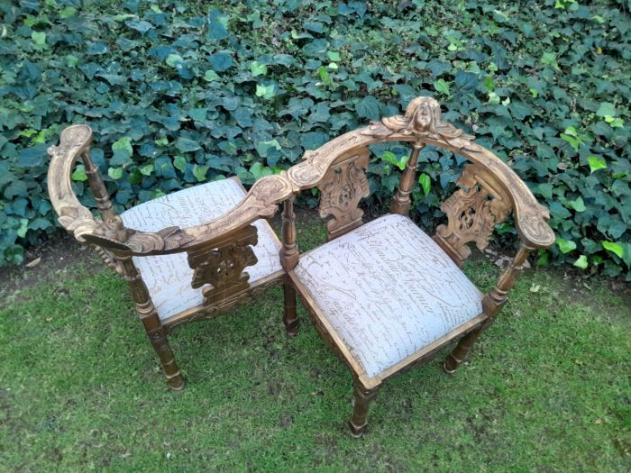 An Antique French-Style Carved Conversation Settee Hand-Gilded and Upholstered in a Custom-made Script Linen Fabric - Image 5