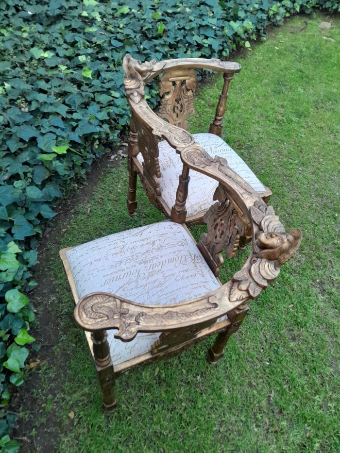 An Antique French-Style Carved Conversation Settee Hand-Gilded and Upholstered in a Custom-made Script Linen Fabric - Image 7