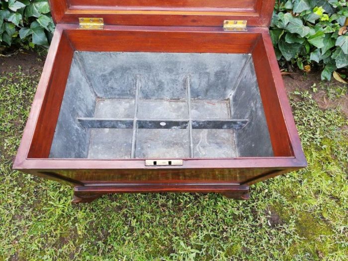 Victorian mahogany cellaret, BADA stamp, lead-lined interior fitted with open compartments for six bottles - Image 6