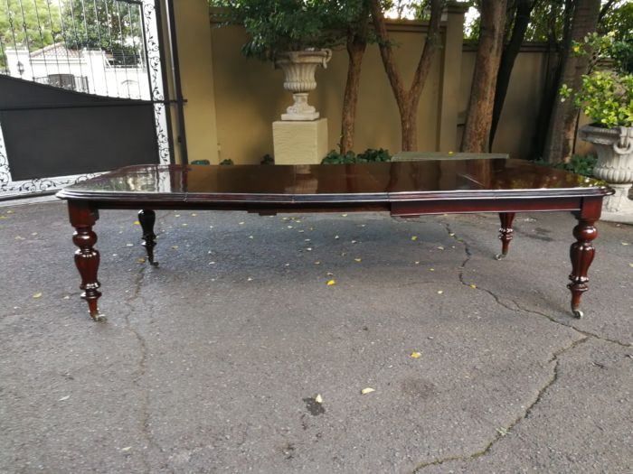Victorian mahogany almost 3 meter twelve-seater extending dining table on castors - Image 2