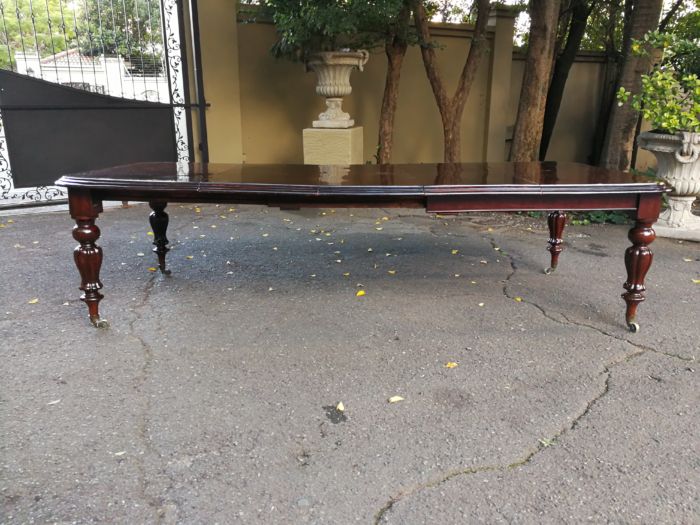 Victorian mahogany almost 3 meter twelve-seater extending dining table on castors - Image 3
