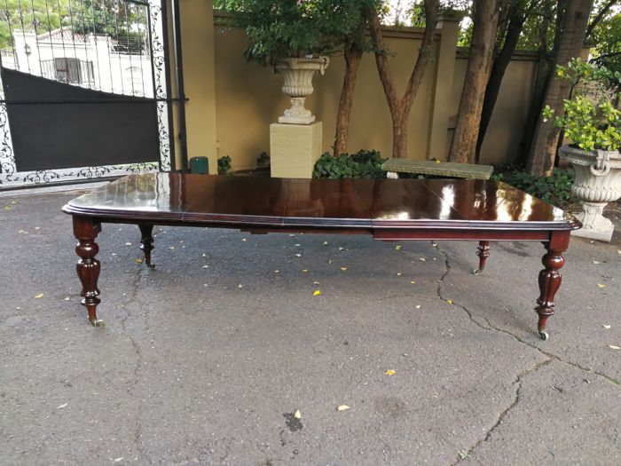 Victorian mahogany almost 3 meter twelve-seater extending dining table on castors - Image 4