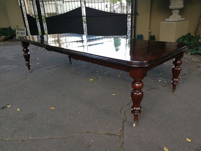 Victorian mahogany almost 3 meter twelve-seater extending dining table on castors - Image 5