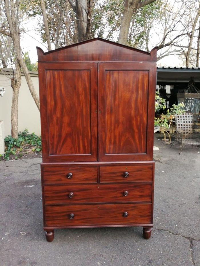 A Late 19th/ Early 20th  Century Victorian Mahogany Linen Press - Image 2