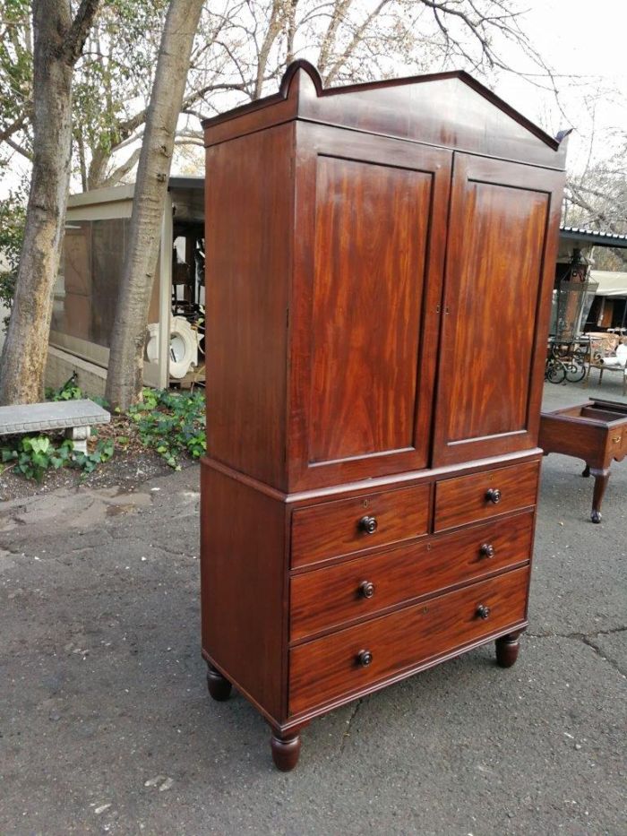 A Late 19th/ Early 20th  Century Victorian Mahogany Linen Press - Image 3