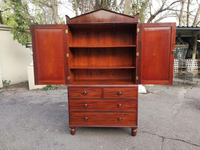 A Late 19th/ Early 20th  Century Victorian Mahogany Linen Press - Image 4