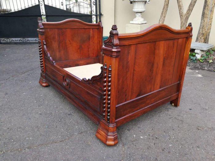 A Carved Mahogany Lit-Bateau - Image 4