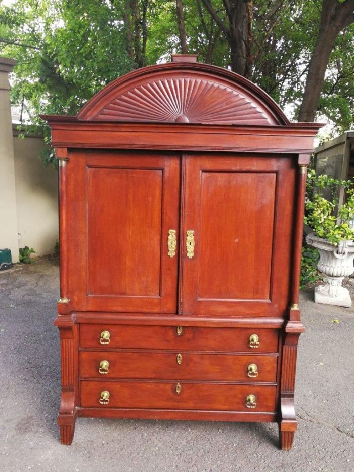 A 19th Century Mahogany Linen Press - Image 2