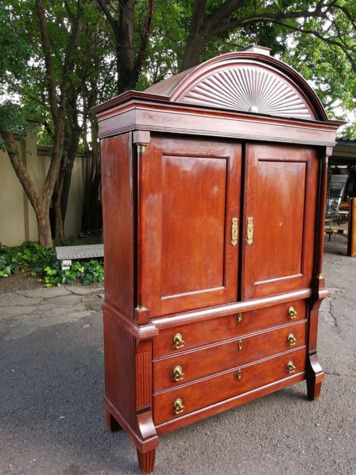 A 19th Century Mahogany Linen Press - Image 3