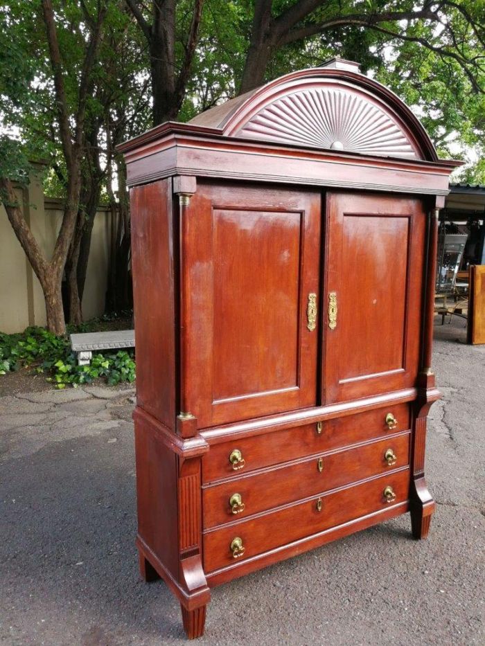 A 19th Century Mahogany Linen Press - Image 4