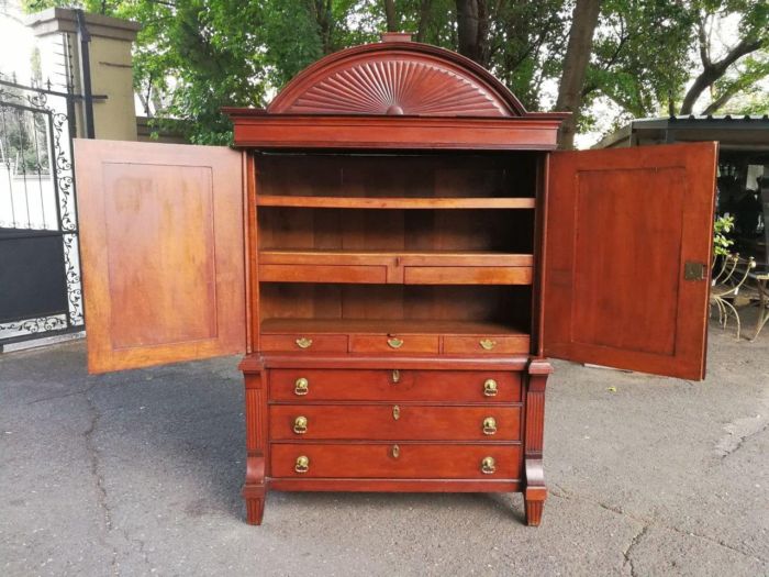 A 19th Century Mahogany Linen Press - Image 10