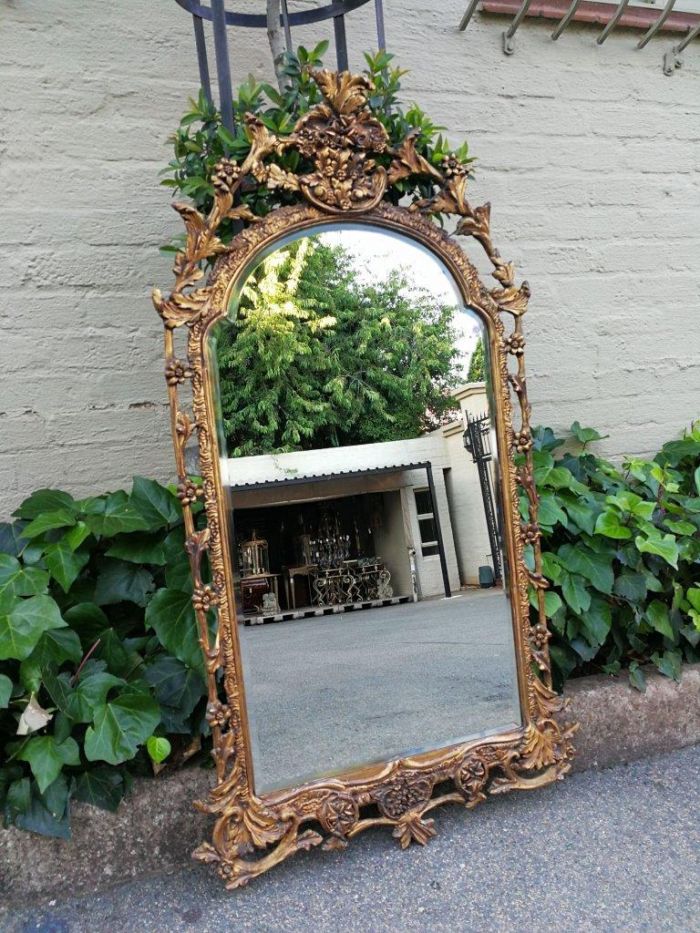 An Ornately Carved and Giltwood Mirror ND - Image 3