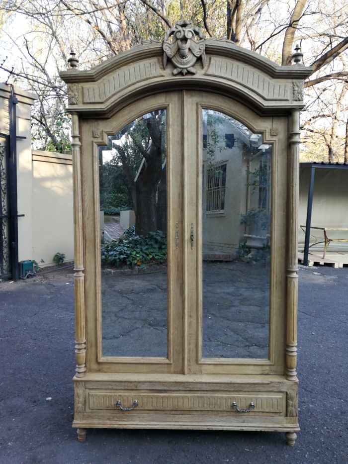 A 19th Century French Oak Armoire, with Bevelled Mirrors - Image 2