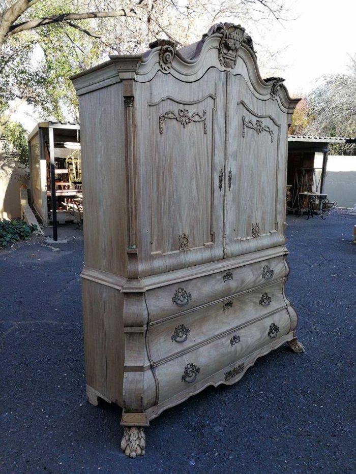 A Large And Rare 18th Century Dutch Walnut Bombe/Cabinet - Image 2