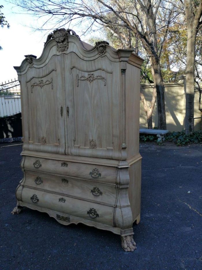 A Large And Rare 18th Century Dutch Walnut Bombe/Cabinet - Image 3
