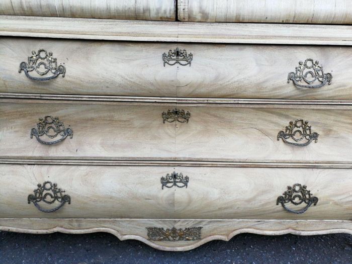 A Large And Rare 18th Century Dutch Walnut Bombe/Cabinet - Image 6