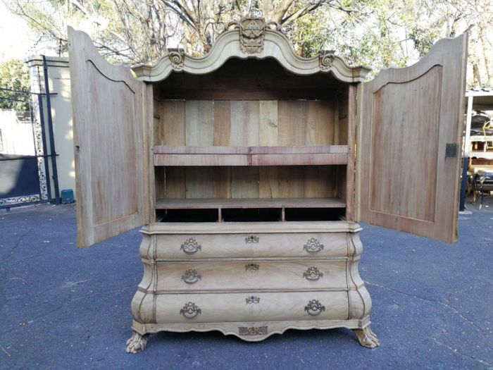 A Large And Rare 18th Century Dutch Walnut Bombe/Cabinet - Image 7