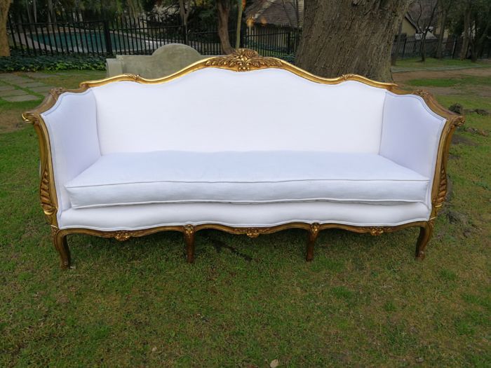 A French Louis XVl Style Gilded Settee Upholstered in a White Linen with Three Scatter Cushions - Image 7