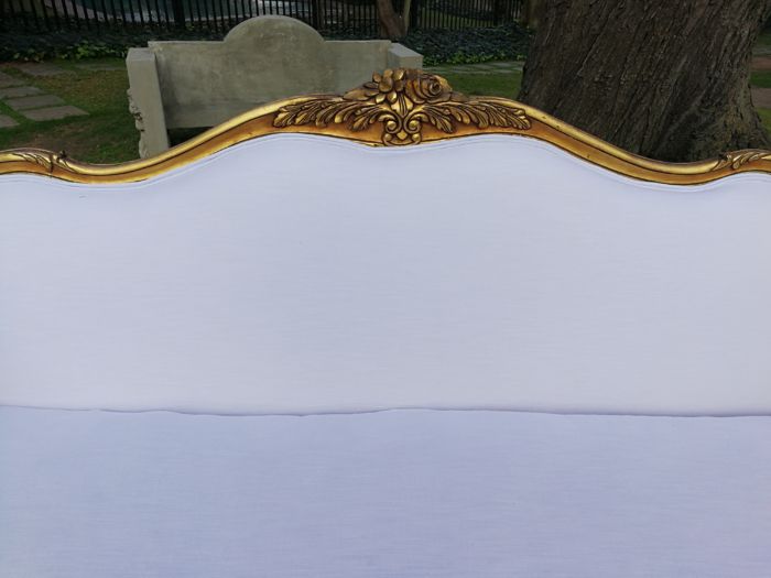 A French Louis XVl Style Gilded Settee Upholstered in a White Linen with Three Scatter Cushions - Image 8