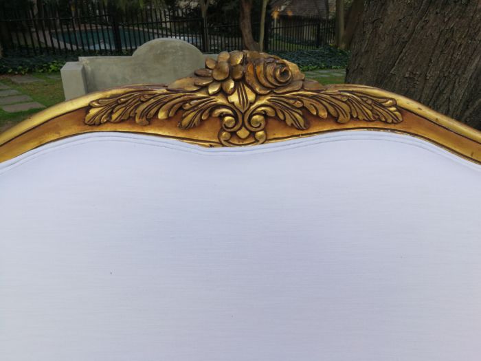 A French Louis XVl Style Gilded Settee Upholstered in a White Linen with Three Scatter Cushions - Image 9