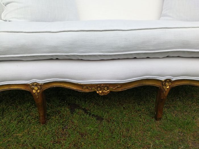 A French Louis XVl Style Gilded Settee Upholstered in a White Linen with Three Scatter Cushions - Image 11