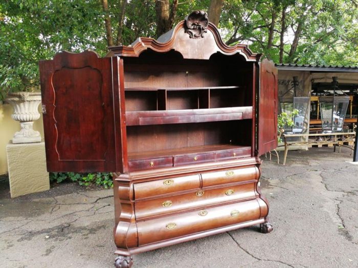 A Rare  Late 18th Century Dutch Walnut Armoire - Image 5