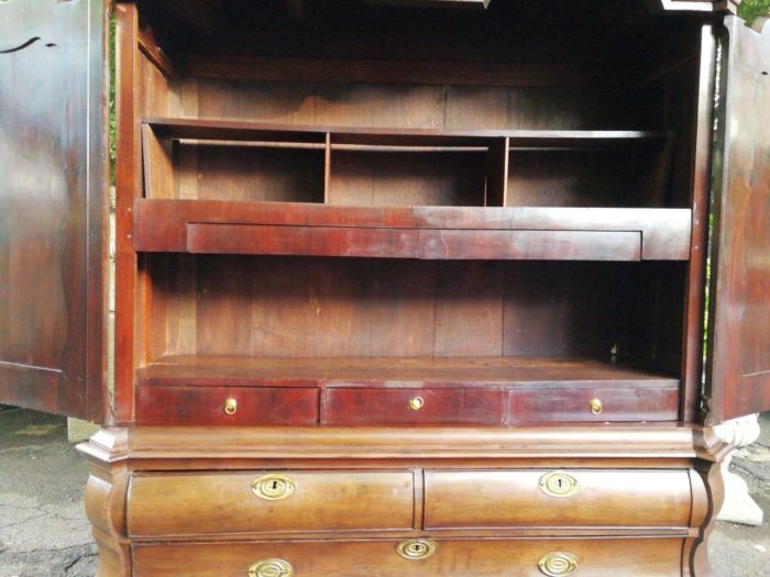A Rare  Late 18th Century Dutch Walnut Armoire - Image 6