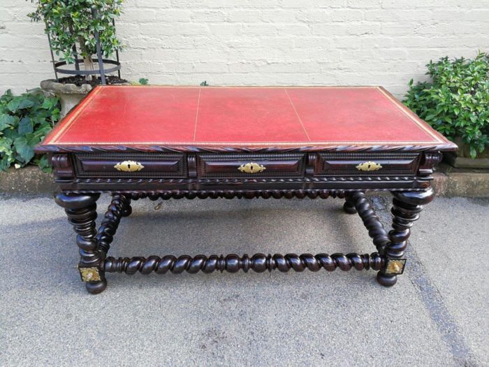 A 19th Century Portuguese Rosewood and Brass-mounted Writing Table With a Gilt-tooled Leather Writing Surface - Image 3
