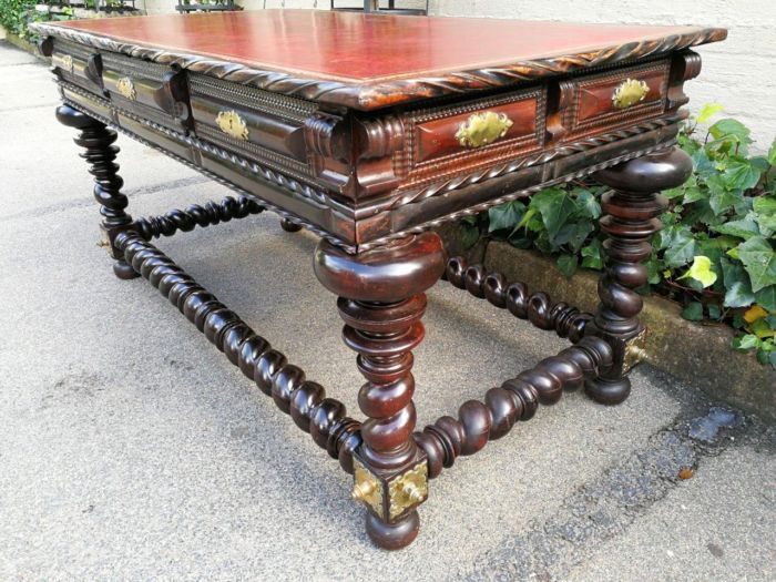 A 19th Century Portuguese Rosewood and Brass-mounted Writing Table With a Gilt-tooled Leather Writing Surface - Image 7