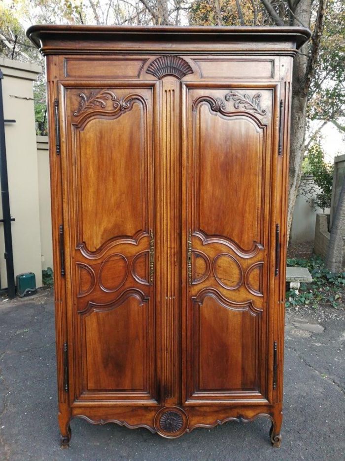 A Late 18th/early 19th century French Provincial Oak Armoire - Image 2