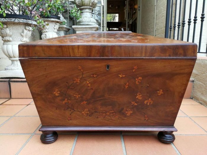 A Georgian Flamed Mahogany and Inlaid Cellarette - Image 2