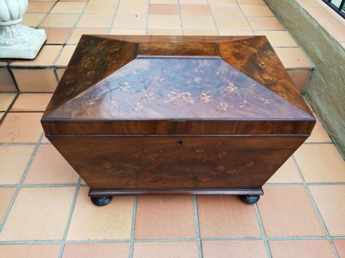 A Georgian Flamed Mahogany and Inlaid Cellarette - Image 3