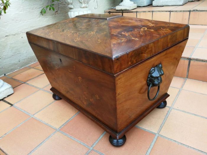 A Georgian Flamed Mahogany and Inlaid Cellarette - Image 4