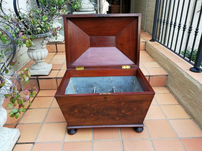 A Georgian Flamed Mahogany and Inlaid Cellarette - Image 5