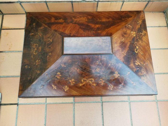 A Georgian Flamed Mahogany and Inlaid Cellarette - Image 6