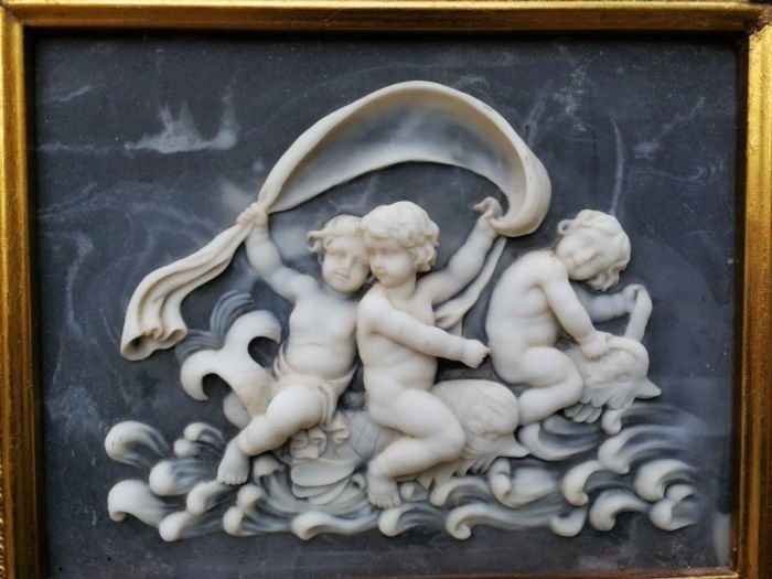A Circa 1900 French Louis XVI Style Wooden Gilt-painted and Bevelled Mirror with a Carved Black and White Marble Scene - Image 7