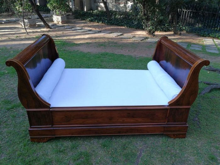 A 19th Century French Rosewood Lit Bateau - Image 2